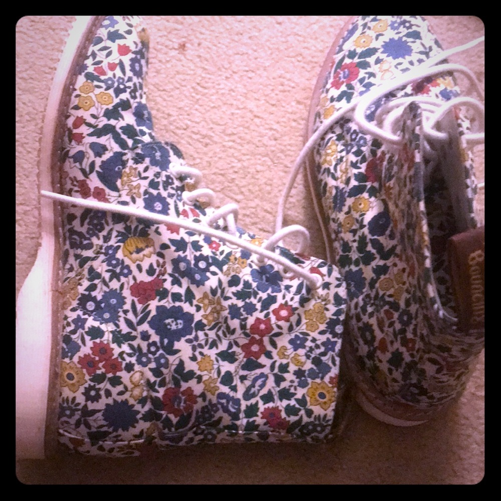 Some flower combat boots in size 10 :)